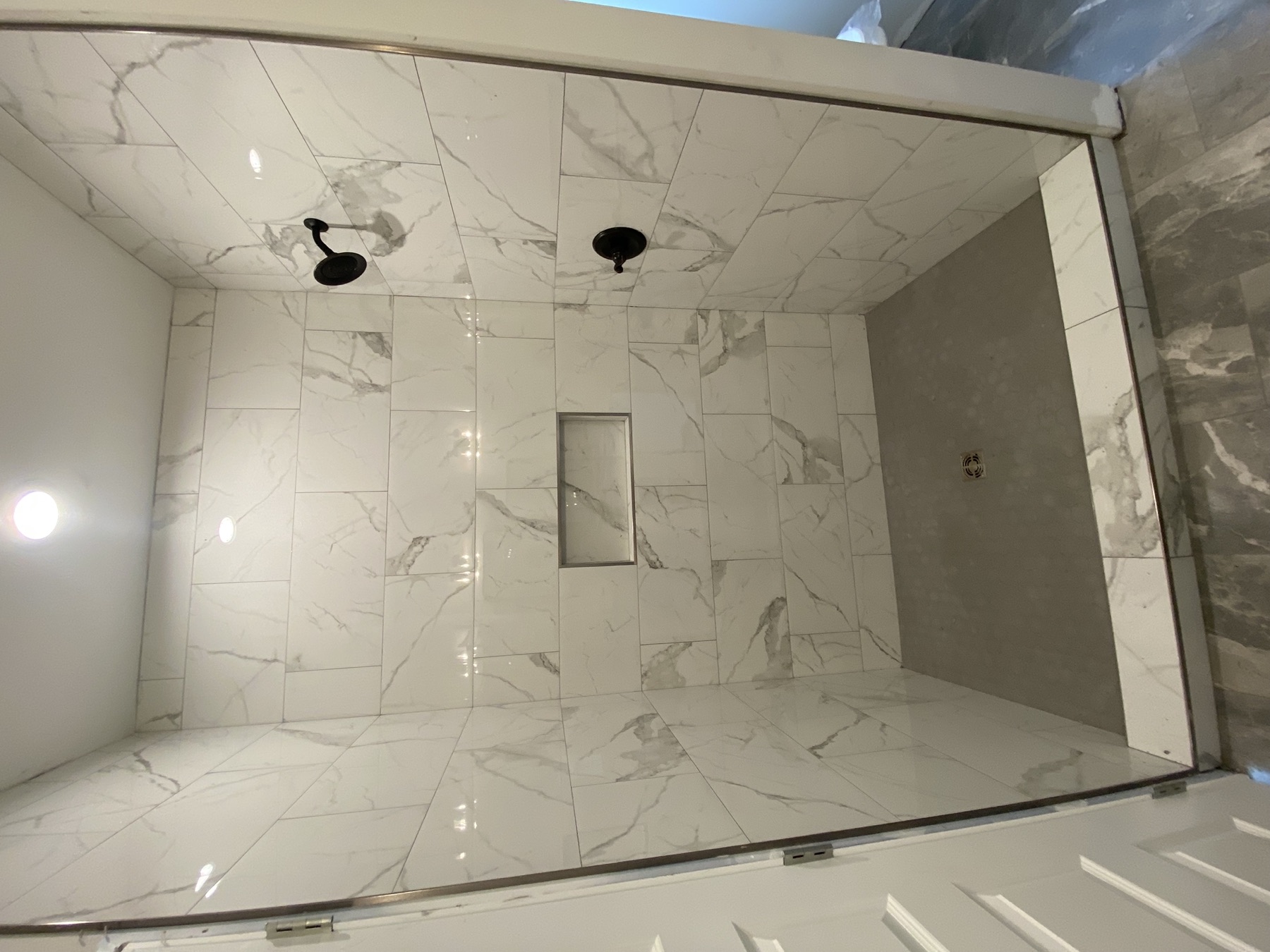 Walk-in shower · niche & black fixtures